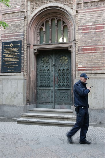 Allemagne, Germany, Berlin, Scheunenviertel, quartier des Granges, ancienne synagogue, policier