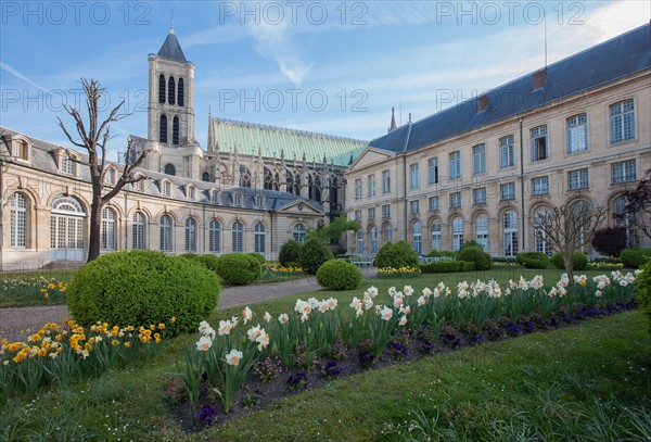 France, Ile de France, Seine Saint Denis, Saint Denis, maison d'education de la Legion d'Honneur, cour d'honneur, basilique a l'arriere plan,