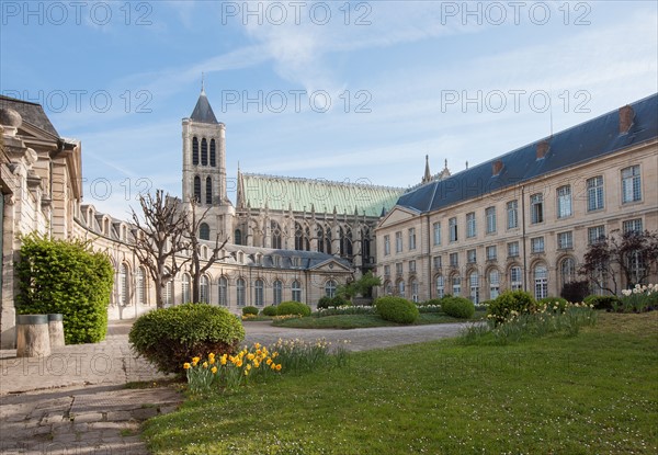 France, Ile de France, Seine Saint Denis, Saint Denis, maison d'education de la Legion d'Honneur, cour d'honneur, basilique a l'arriere plan,