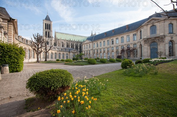 France, Ile de France, Seine Saint Denis, Saint Denis, maison d'education de la Legion d'Honneur, cour d'honneur, basilique a l'arriere plan,