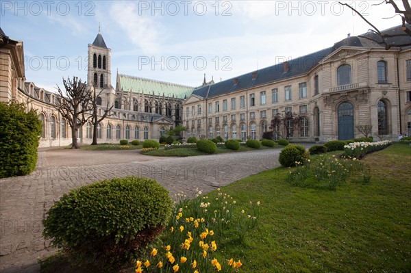 France, Ile de France, Seine Saint Denis, Saint Denis, maison d'education de la Legion d'Honneur, cour d'honneur, basilique a l'arriere plan,