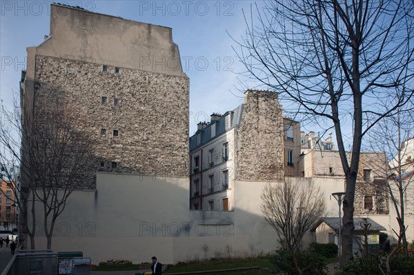 France, Région Ile de France, Paris 10e arrondissement, square Juliette Dodu, pignons et façades visibles depuis le jardin,