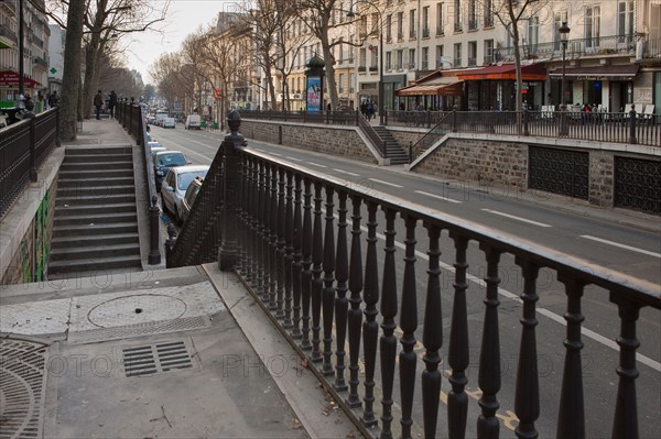 France, Région Ile de France, Paris 10e arrondissement, boulevard Saint Martin, différence de niveau entre la rue et les trottoirs,