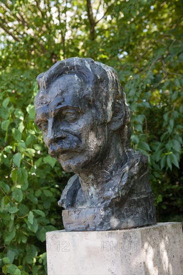 Parc Georges Brassens, Buste De Georges Brassens par Le Sculpteur Andre Greck