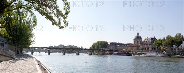 Quai Francois Mitterrand (Quai Des Tuileries) Berges de Seine, Pont Des Arts Et Institut de France, Quai De Conti En Face