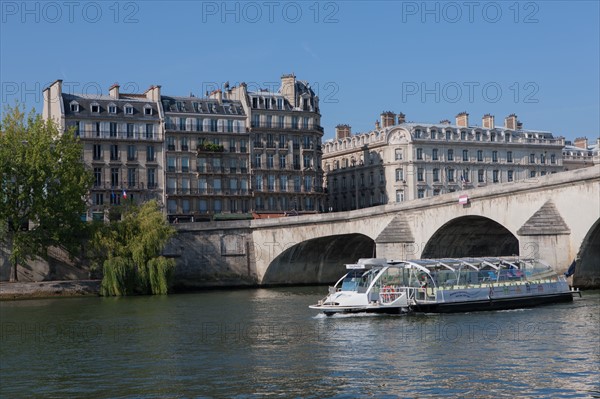 Quai Francois Mitterrand (Quai Des Tuileries) Berges de Seine, Embarcadere Batobus
