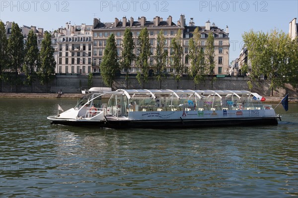 Quai Francois Mitterrand (Quai Des Tuileries) Berges de Seine, Embarcadere Batobus