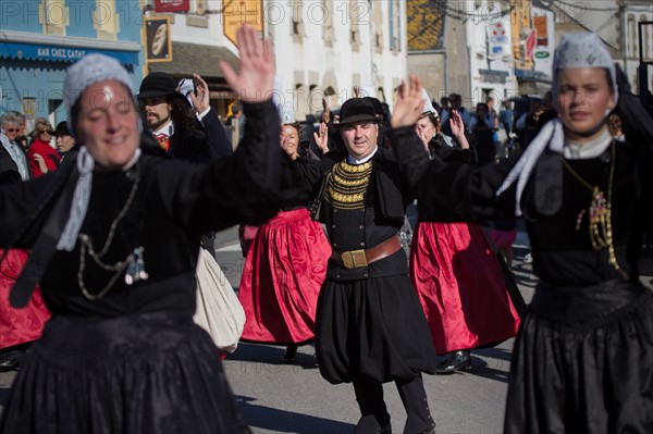 Défilé folklorique à Saint-Guénolé, Finistère Sud