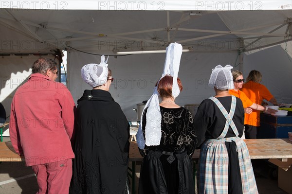 Défilé folklorique à Saint-Guénolé, Finistère Sud