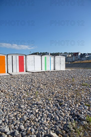 Le Havre, cabines aux portes de colorées, œuvre de Karel Mertens