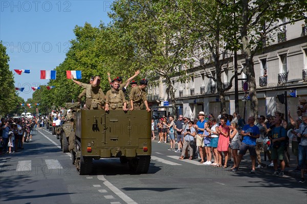 Défilé de commémoration du 75e anniversaire de la Libération de Paris, avenue du Général Leclerc