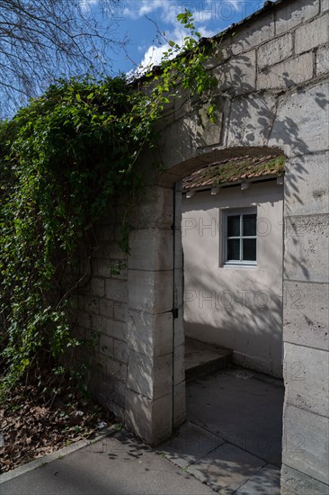 Paris, entrance door of the Montparnasse cemetery