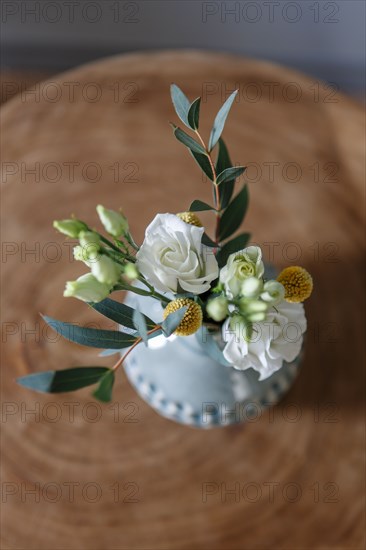 Petit bouquet de fleurs dans un vase