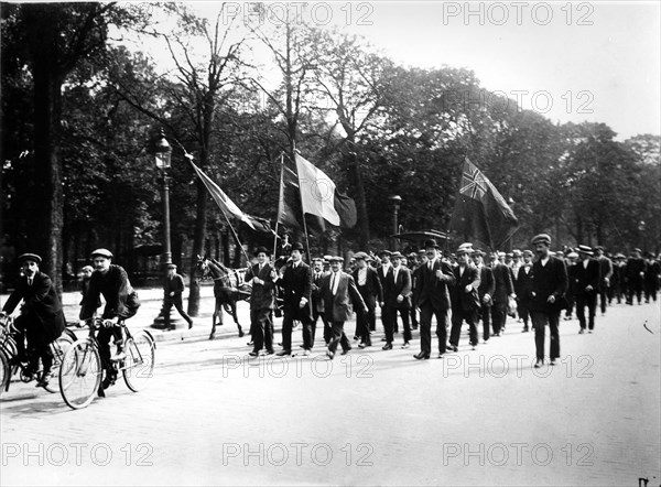 1915 - Les volontaires anglais défilant au Champs-Elysées -
