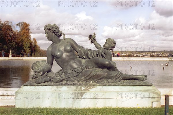 Park of Versailles:  rule of one of the large basins of the terrace.