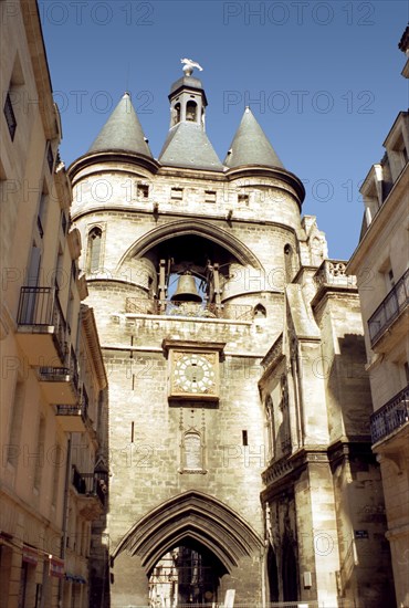 Bordeaux. La Grosse Cloche ou Porte Saint Eloi. Elle servait à la fois de beffroi et de porte de la ville. L'horloge et la cloche (XVIIIe siècle) sonnaient les grands événements.