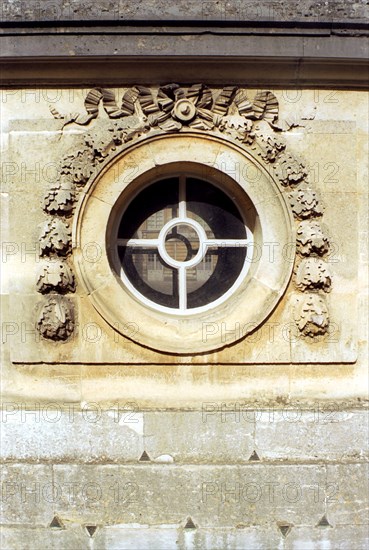 Versailles, le petit Trianon, oeil-de-bœuf d'un petit pavillon donnant sur la cour d'honneur