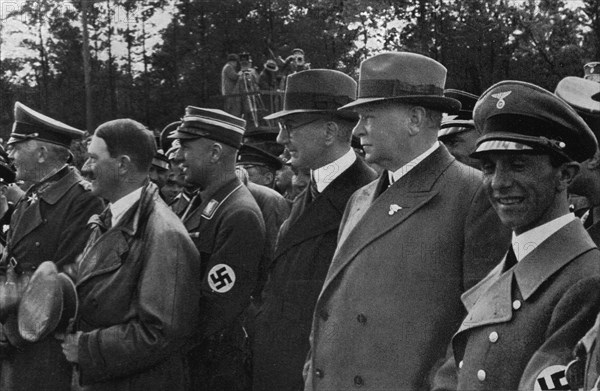 Adolf Hitler. Reichautobahn-Eröffnung Frankfurt-Darmstadt 1935; von links nach rechts: Reichskriegsminister von Blomberg, der Führer, Generalinspektor Dr. Todt, Reichbankpräsident Dr. Schacht, Generaldirektor der Reichsbahn Dr. Dorpmüller, Reichsminister Dr. Goebbels. Inauguration de l'autoroute Francfort Darmstadt en 1935.