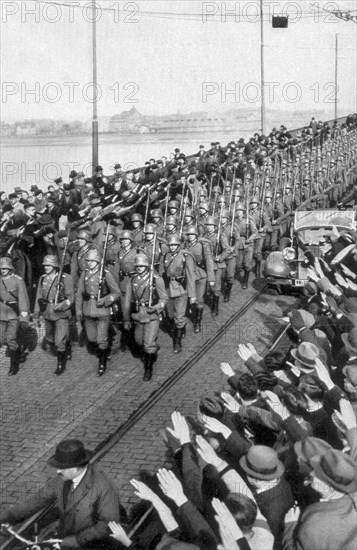 Adolf Hitler. Der Einzug der deutschen Truppen über die Mainzer Rheinbrücke am 7. März 1936. Entrée des troupes allemandes au pont, sur le Rhin, à Mayence; le 7 mars 1936.