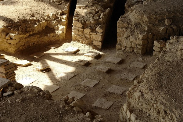 Fouille gallo-romaines de Séviac. Gers. La villa gallo-romaine de Séviac restitue le cadre de vie d'un aristocrate terrien des 4e et 5e siècles de notre ère. Les constructions apparentes et les mosaïques appartiennent à la partie résidentielle d'une grande villa du Bas-Empire, qui prolonge un habitat plus ancien.  Vestiges du système de chauffage par hypocauste.