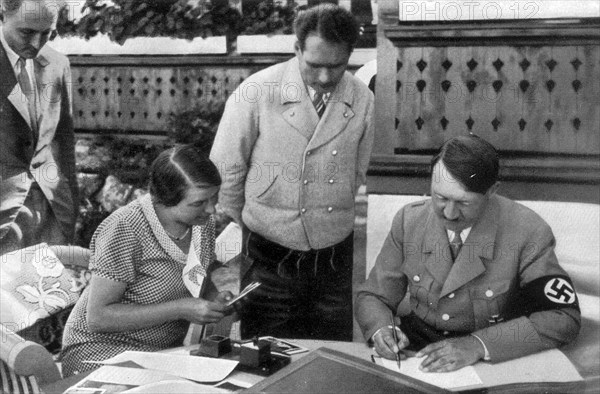 Adolf Hitler. In den Sommerferien auf dem Obersalzberg. Hitler pendant les vacances d'été à l'Obersalzberg.