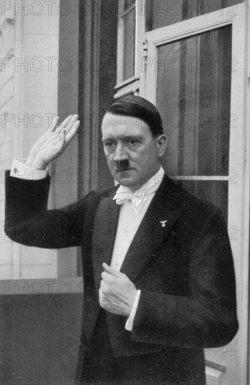 Adolf Hitler. Nach dem Neujahrs-Diplomatenempfang 1936. Réception du corps diplomatique au Nouvel An 1936.