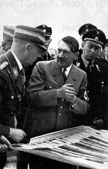 Adolf Hitler. Vorbereitungen zum Reichparteitag 1935 Der Führer bespricht den Aufmarschplan. Préparation pour la Fête du Parti en 1935.