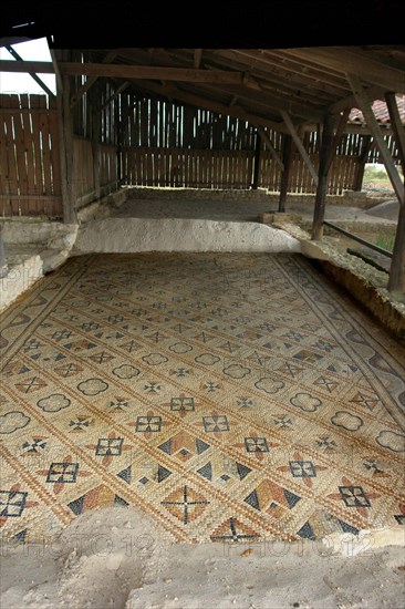 Fouille gallo-romaines de Séviac. Gers. La villa gallo-romaine de Séviac restitue le cadre de vie d'un aristocrate terrien des 4e et 5e siècles de notre ère. Les constructions apparentes et les mosaïques appartiennent à la partie résidentielle d'une grande villa du Bas-Empire, qui prolonge un habitat plus ancien. Salles à mosaïques.