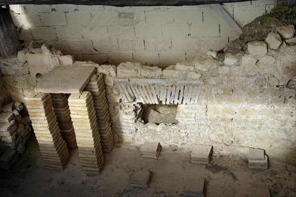 Fouille gallo-romaines de Séviac. Gers. La villa gallo-romaine de Séviac restitue le cadre de vie d'un aristocrate terrien des 4e et 5e siècles de notre ère. Les constructions apparentes et les mosaïques appartiennent à la partie résidentielle d'une grande villa du Bas-Empire, qui prolonge un habitat plus ancien.  Système de chauffage par hypocauste.