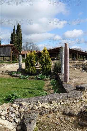 Fouille gallo-romaines de Séviac. Gers. La villa gallo-romaine de Séviac restitue le cadre de vie d'un aristocrate terrien des 4e et 5e siècles de notre ère. Les constructions apparentes et les mosaïques appartiennent à la partie résidentielle d'une grande villa du Bas-Empire, qui prolonge un habitat plus ancien.  Vues d4erses du site.