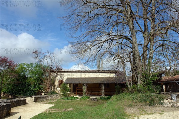 Fouille gallo-romaines de Séviac. Gers. La villa gallo-romaine de Séviac restitue le cadre de vie d'un aristocrate terrien des 4e et 5e siècles de notre ère. Les constructions apparentes et les mosaïques appartiennent à la partie résidentielle d'une grande villa du Bas-Empire, qui prolonge un habitat plus ancien.  Vues d4erses du site.