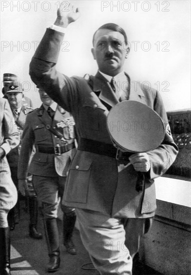Adolf Hitler. Der Führer bei den Arbeitsmännern auf dem Zeppelinfeld in Nürnberg Reichsparteitag 1935. Le Führer chez les travailleurs à l'usine Zeppelin. Journée du Parti 1935.