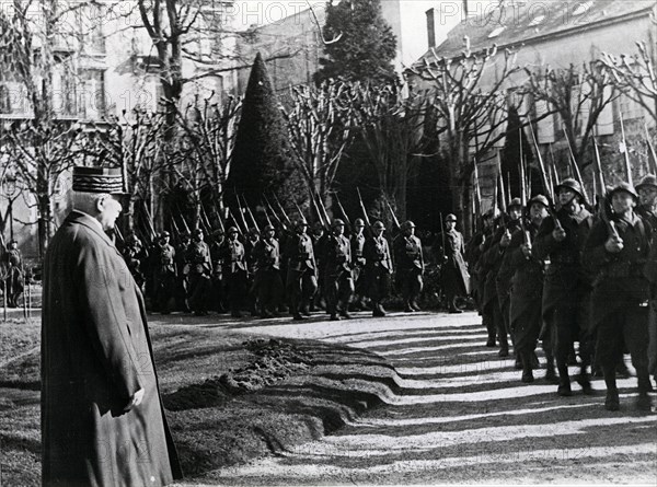 Revue militaire par le maréchal Pétain en 1941