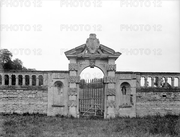 Gateway, Kirby Hall, Northamptonshire, 1925