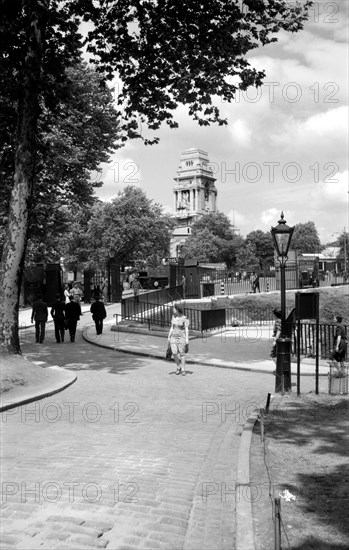 Cobbled street in front of the Port of London Authority, c1945-c1965