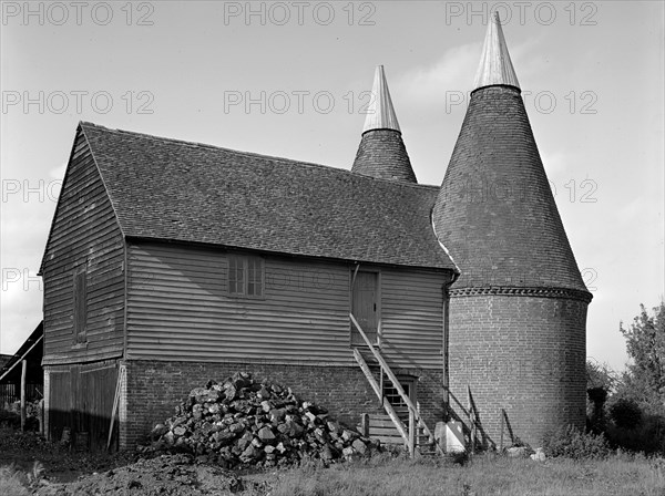 Pittsgate oasthouse, Lamberhurst, Kent, 1956