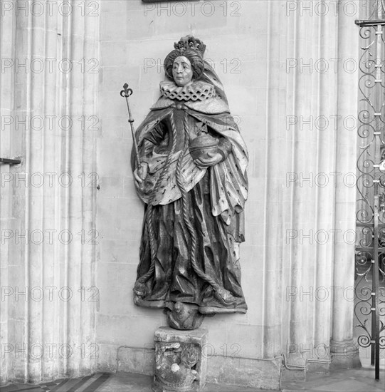 Queen Elizabeth I statue, St Mary Redcliffe Church, Bristol, 1945