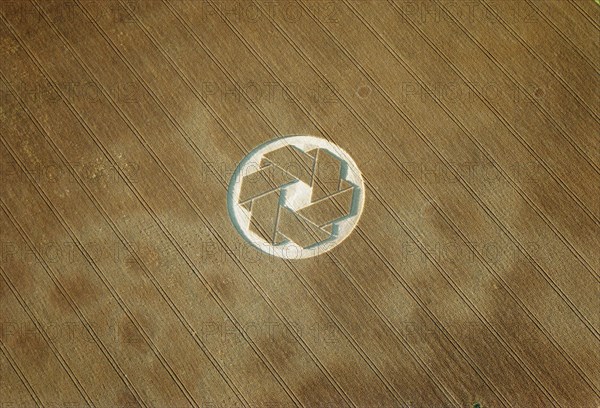 Crop circle near Avebury, Wiltshire, 1999