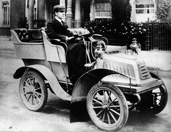 A man driving an 8hp De Dion Bouton, 1902. Artist: Unknown