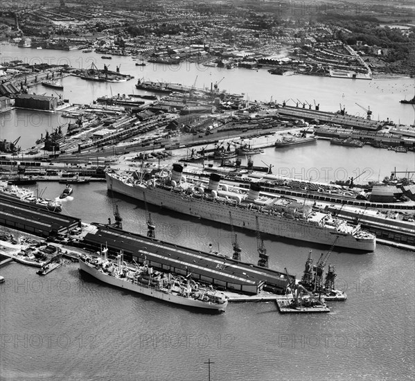 RMS 'Queen Mary' in Ocean Dock, Southampton, Hampshire, 1946 - Photo12 ...