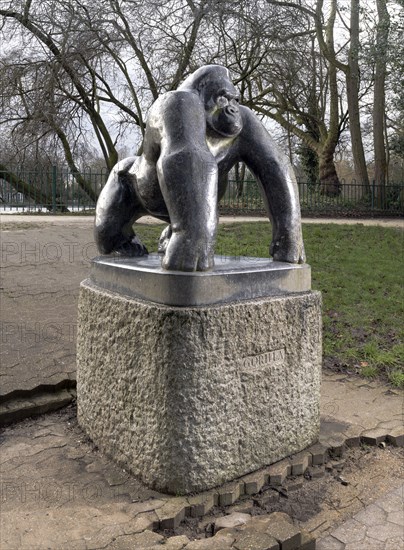 Guy The Gorilla', sculpture by David Wynne, Crystal Palace Park, Sydenham, London, 2016