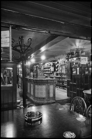 Whitelock's public house, 8 Turk's Head Yard, Leeds, West Yorkshire, c1955-c1980