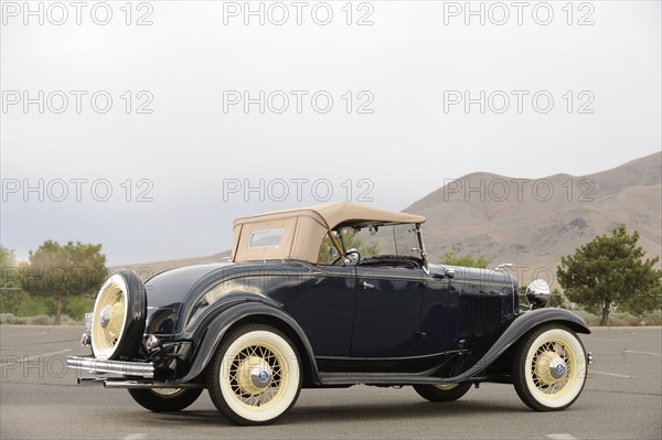 Ford 18 Deluxe Roadster 1932. Artist: Simon Clay.