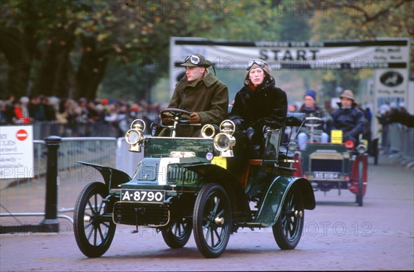 1904 De Dion Bouton at 2000 London to Brighton run. Artist: Unknown.