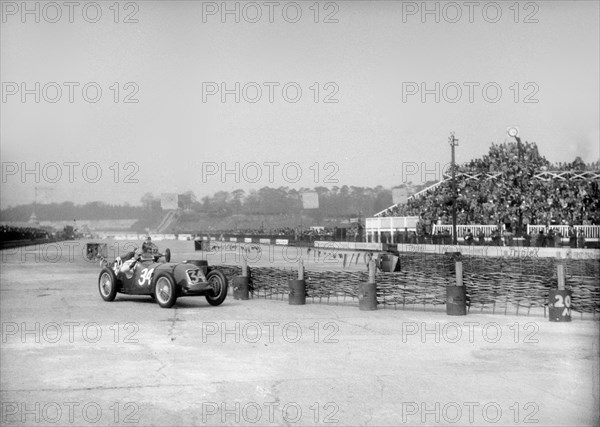 Riley 1985 cc negotiating the chicane at the JCC International Trophy, Brooklands, 2 May 1936. Artist: Bill Brunell.