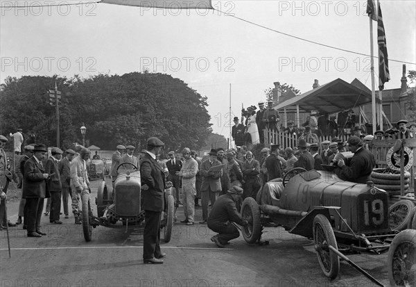 Minerva and Straker-Squire cars at the RAC Isle of Man TT race, 10 June 1914. Artist: Bill Brunell.