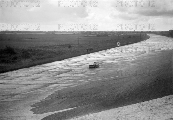 Leon Cushman's Austin 7 racer making a speed record attempt, Brooklands, 8 August 1931. Artist: Bill Brunell.