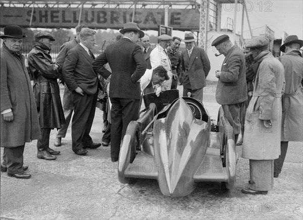 People examining Leon Cushman's Austin 7 racer at Brooklands for a speed record attempt, 1931. Artist: Bill Brunell.