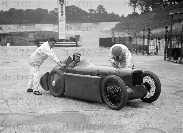 Leon Cushman's Austin 7 racer making a speed record attempt, Brooklands, 8 August 1931. Artist: Bill Brunell.