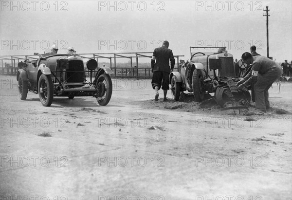 RSS Hebeler's Lagonda passing R Childe's crashed Lea-Francis, BARC 6-Hour Race, Brooklands, 1929, Artist: Bill Brunell.